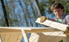 construction d'une cabane en famille